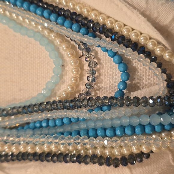 Mutli-strand bead necklace - Picture 3 of 3